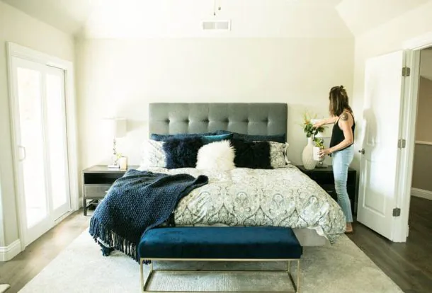 women try to make her room clean