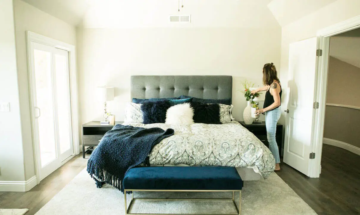 women try to make her room clean